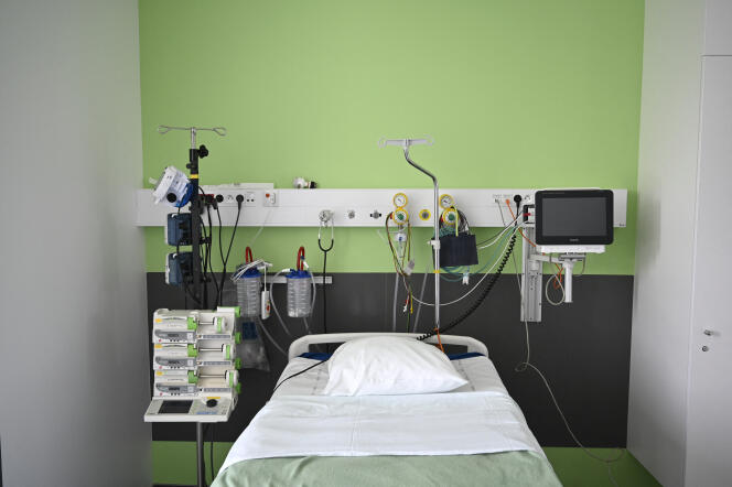 Malgré la pandémie, plus de 5 700 lits d’hospitalisation complète ont été fermés en 2020 dans les établissements de santé français, rapportait une étude du ministère de la santé fin septembre.