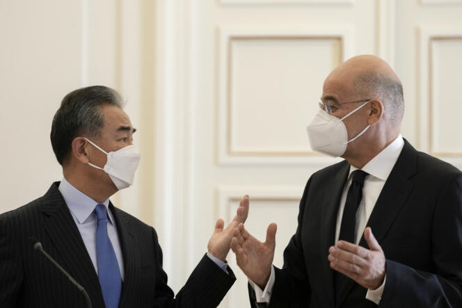 Le ministre chinois des affaires étrangères, Wang Yi, et son homologue grec, Nikos Dendias, à Athènes, le 27 octobre 2021.