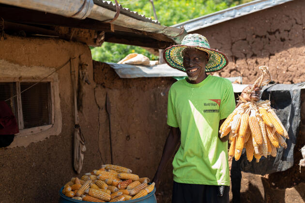 Kolog Babil, un agriculteur de la communauté de Yagzore (Ghana) montre du maïs qu’il a récolté, le 12 octobre 2021.