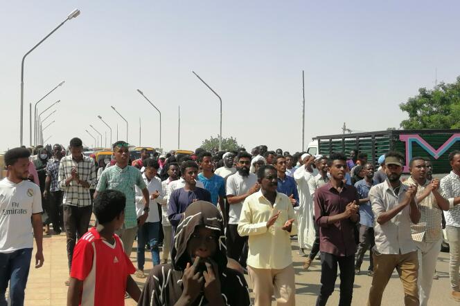 Dezenas de sudaneses marcham durante o protesto de 27 de outubro de 2021 contra a ocupação militar de Adbara, no Sudão