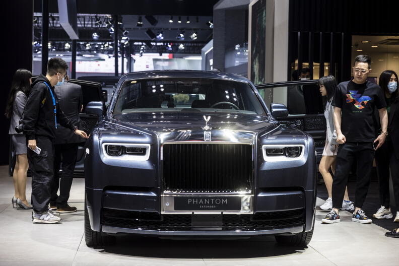 epa09145432 A Rolls Royce Phantom car stands on display at the Rolls Royce trade fair stand during a media day of the Auto Shanghai 2021 motor show in Shanghai, China, 19 April 2021. The 19th International Automobile Industry Exhibition runs from 24 to 28 April. EPA/Alex Plavevski (MaxPPP TagID: epalivefive441231.jpg) [Photo via MaxPPP]