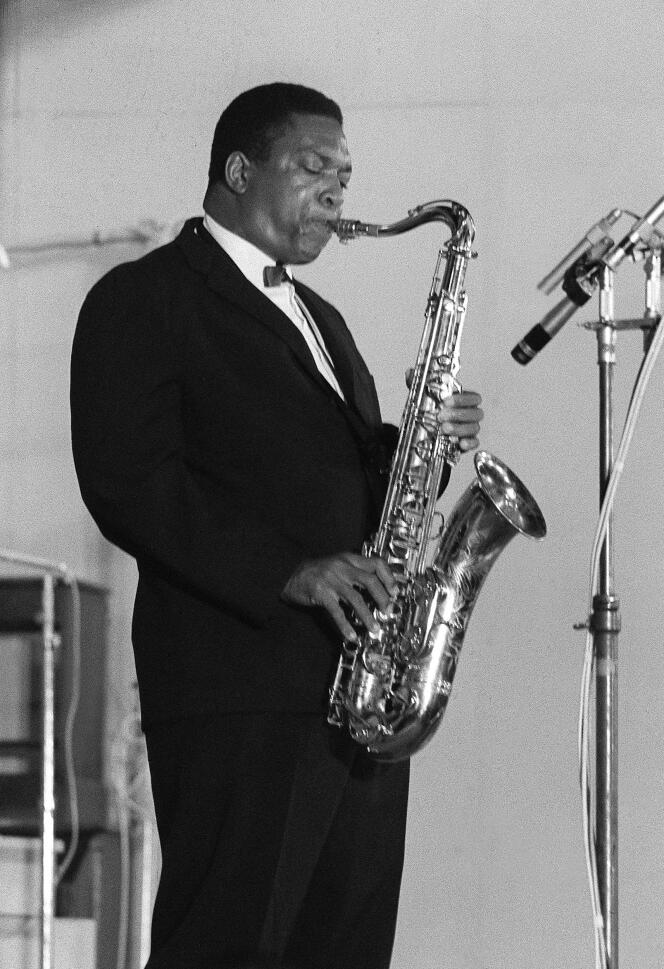 Photo non datée du saxophoniste ténor américain John Coltrane en concert à Paris.