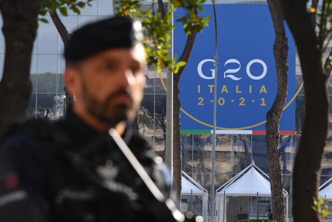 Um policial está sob custódia do lado de fora do Centro de Convenções La Noula antes da cúpula do G20 em Roma em 28 de outubro de 2021.