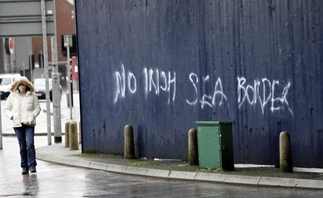 Un graffiti « Non à la frontière maritime nord-irlandaise », dans une rue de Belfast, en février 2021.