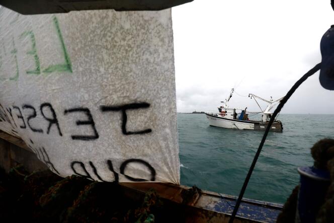 Une banderole accrochée à un bateau de pêche français lors d’une manifestation au large de l’île britannique de Jersey, en mai 2021.