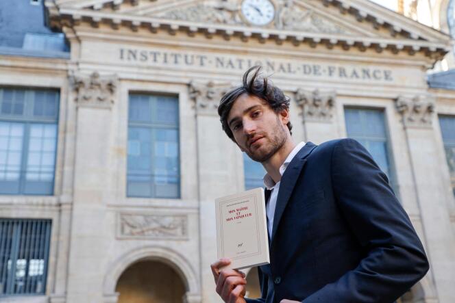François-Henri Desbel stojący ze swoją książką w Akademii Francuskiej w Paryżu 28 października 2021 r.