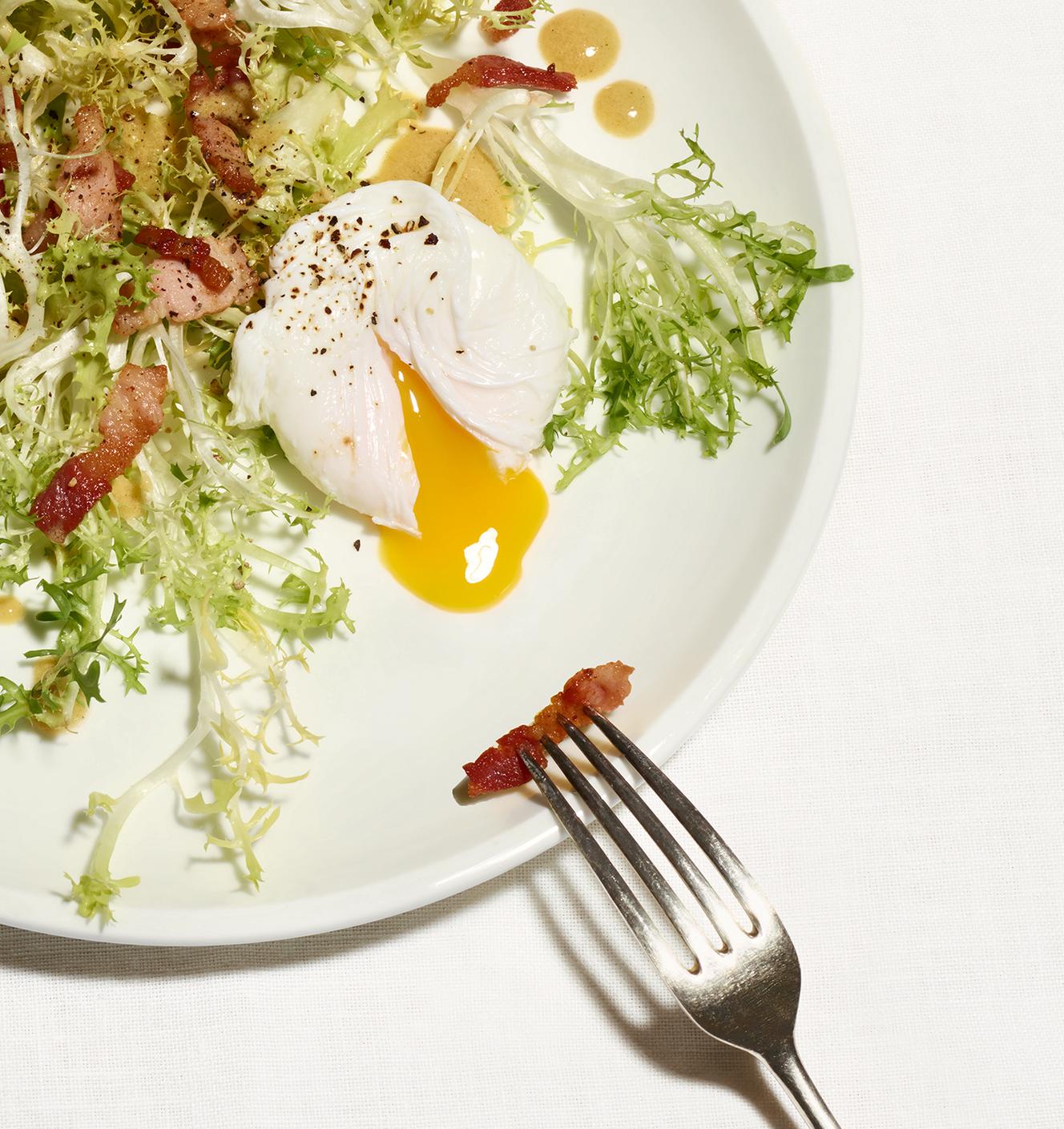 La frisée aux lardons et œufs pochés une recette croquante