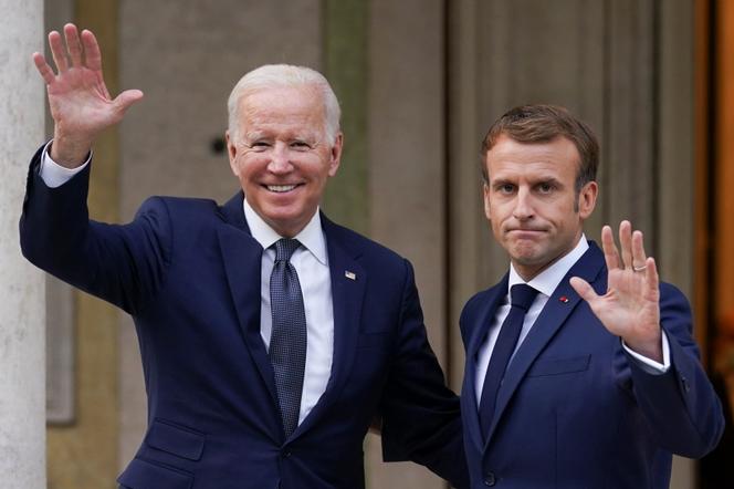 El presidente estadounidense Joe Biden y su homólogo francés, Emmanuel Macron, antes de la cumbre del G20 en Roma, el 29 de octubre de 2021.