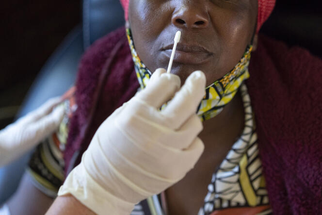 Une femme se fait dépister au virus Covid-19, au Desmond Tutu HIV Foundation Youth Center, à Masiphumelele (Afrique du Sud), en décembre 2020.