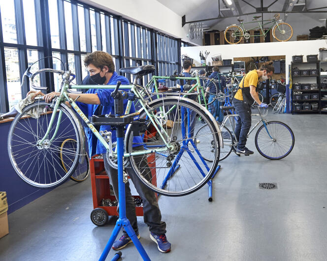 Dans l’atelier associatif de réparation de bicyclettes La petite Rennes, à Rennes, le 20 octobre 2021.