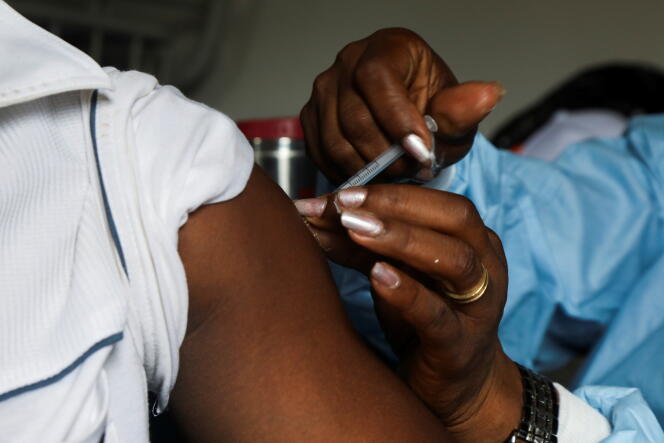Un homme reçoit une injection de vaccin contre le Covid-19 à Abidjan, en Côte d’Ivoire, le 23 septembre 2021.