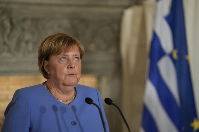 Onze ans après le début de la crise de la dette, un chapitre douloureux qui marqua durablement la relation entre les deux pays, la chancelière allemande, Angela Merkel, est arrivée en Grèce, jeudi 28 octobre, pour sa dernière visite officielle.