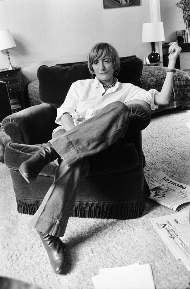 La romancière Françoise Sagan (1935-2004), photographiée chez elle, à Paris, vers 1975. Jacques Cuinières / Roger-Viollet