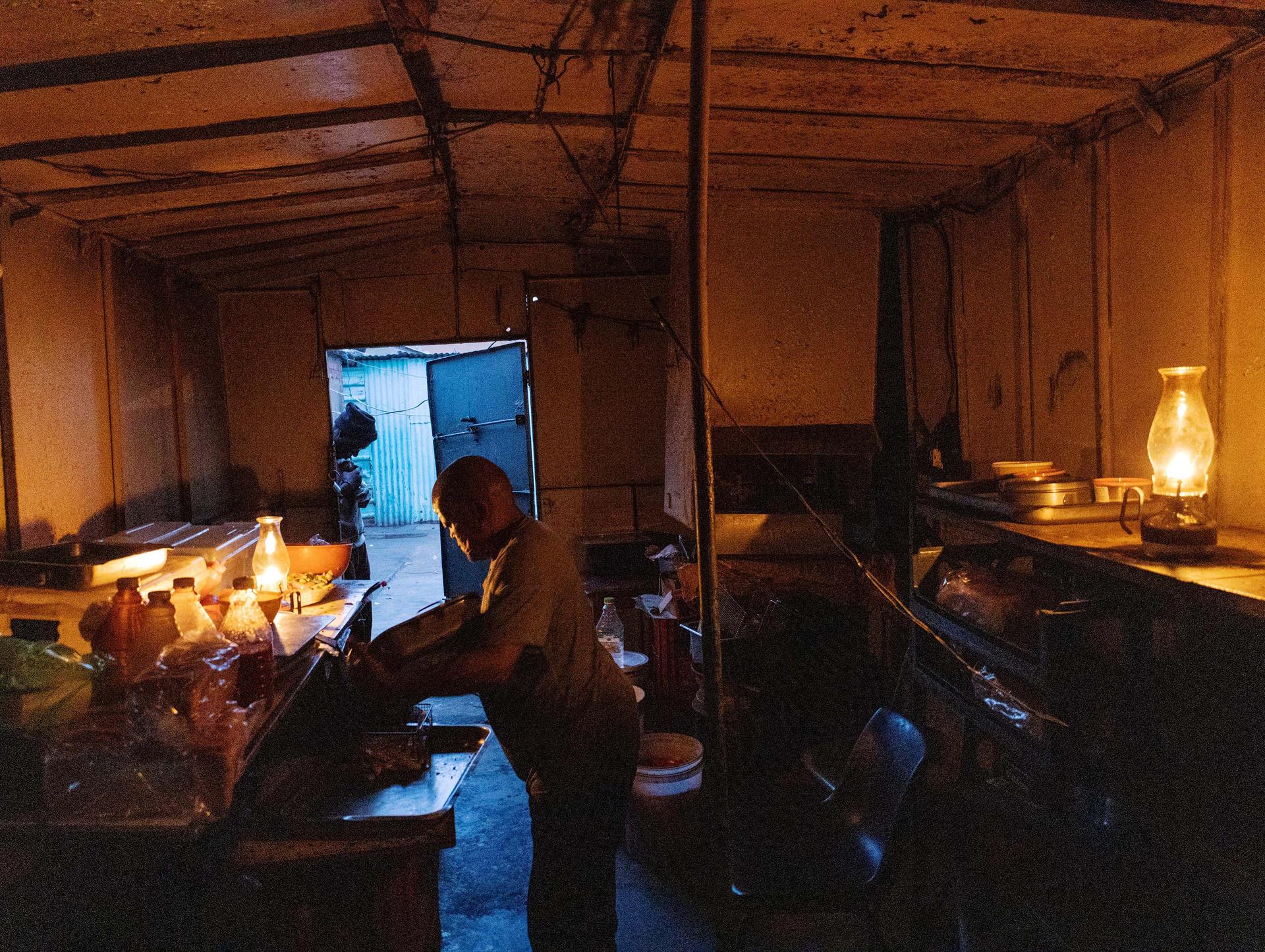 Peter Shabala , 62 ans, propriétaire d’un fast-food à Boomtown depuis 30 ans. Depuis la coupure d’électricité, son activité est très perturbée.