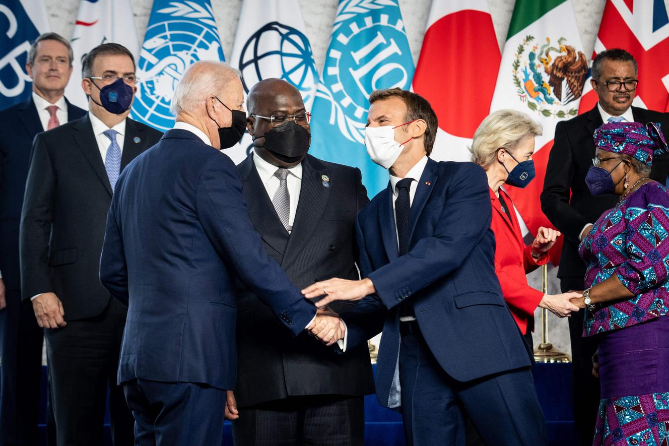 Les présidents américain, Joe Biden, et français, Emmanuel Macron, lors du sommet du G20, à Rome, le 30 octobre 2021.