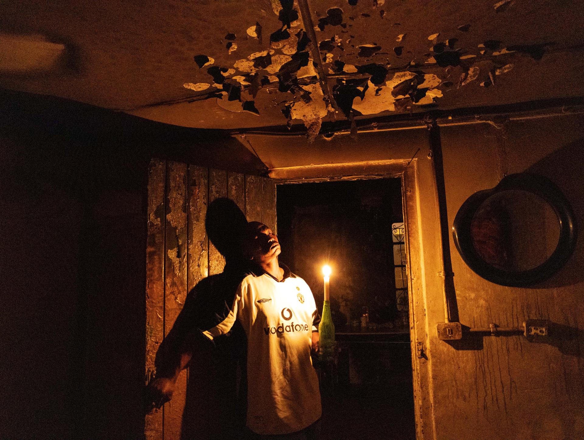 Abel Kutoane, un photographe local, a vu sa maison brûler à cause de l’explosion d’une cuisinière à gaz. Orlando East Boomtown. Johannesburg, le 29 octobre 2021.