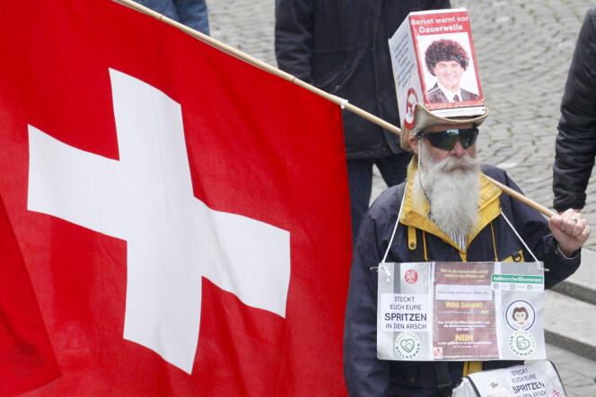 Un manifestant, lors d’une marche non autorisée contre les restrictions liées à la pandémie de Covid-19 à Zurich, en Suisse, le 30 octobre 2021.