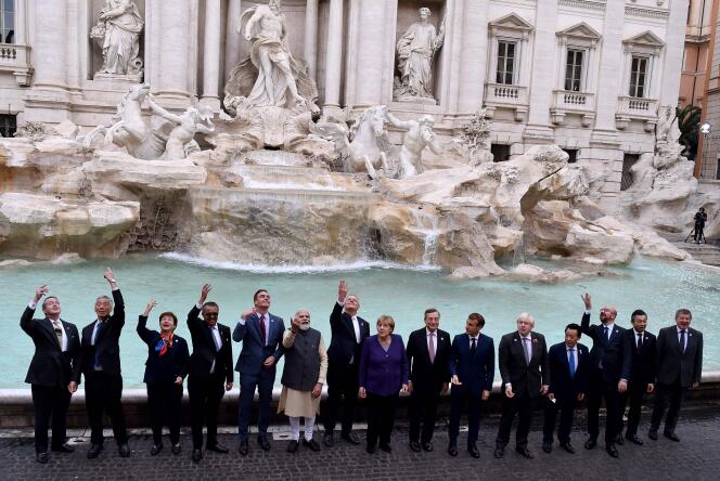 Algunos miembros del G20 arrojan una moneda al agua durante una visita a la Fontana de Trevi en el centro de Roma el 31 de octubre de 2021, al margen de la cumbre del G20.