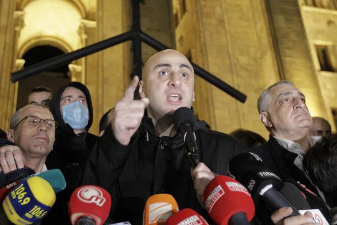 Nika Melia, chef du principal parti d’opposition, le Mouvement national uni, s’adresse aux partisans rassemblés pour protester contre les résultats du scrutin municipal devant le Parlement de Tbilissi, dimanche 31 octobre 2021.