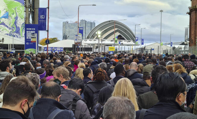 Des participants patientent avant d’accéder au sommet de la COP26 à Glasgow (Ecosse), le 1er novembre 2021.