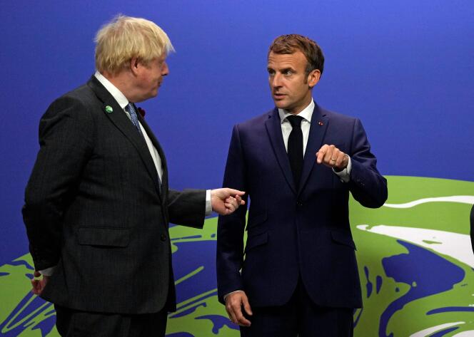 Boris Johnson et Emmanuel Macron à la COP26 de Glasgow (Ecosse), le 1er novembre 2021.