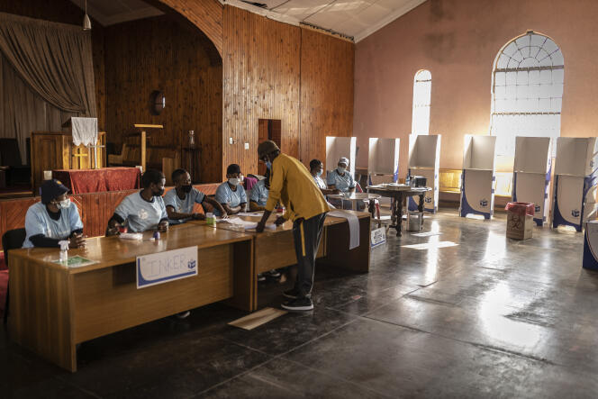 Un bureau de vote dans une église à Alexandra, un township de la banlieue nord de Johannesburg, le 1er novembre 2021.