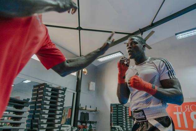 Alois Sambo combat avec son ami Ousmane Dasylva pendant un entraînement dans la salle de sport de Kebe, en centre-ville de Dakar, le 24 octobre 2021.