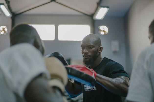 Papa Kane entraîne les jeunes au combat dans la salle de sport de Kebe, en centre-ville de Dakar, le 24 octobre 2021.