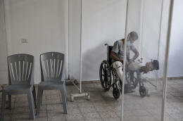 Gaza, bande de Gaza, le 3/10/2021 Dans la salle d'attente de la Clinique de Gaza, un hôpital géré par MSF dans la ville de Gaza.
De nombreux cas de graves blessures par balles des manifestations à la frontière viennent en consultation pour des soins post-opératoires et de suivi dans les différents services de l'hôpital. Photo Laurent Van der Stockt pour Le Monde