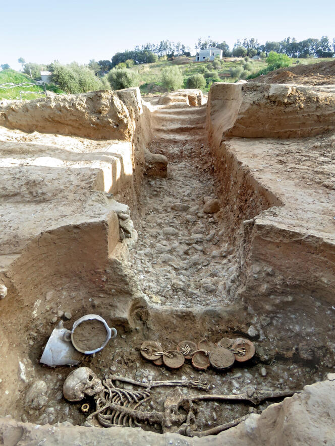 Discovered in 2019 in Corsica, on the Lamajone site, this burial chamber to which a staircase and a long corridor led contained the remains of an Etruscan woman. Beside her was arranged a rich tableware (painted vases, cups, jugs, perfume bottles).