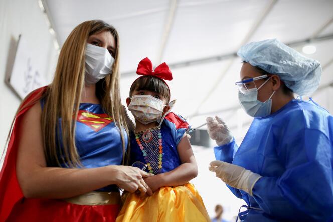 Une petite fille reçoit sa première dose du vaccin chinois SINOVAC à Bogota, Colombie, le 31 octobre 2021.