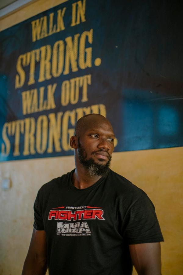 Papa Kane alias « Paco », président du dojo Samado et président-fondateur de la nouvelle Fédération sénégalaise de MMA, dans le centre-ville de Dakar, le 24 octobre 2021.