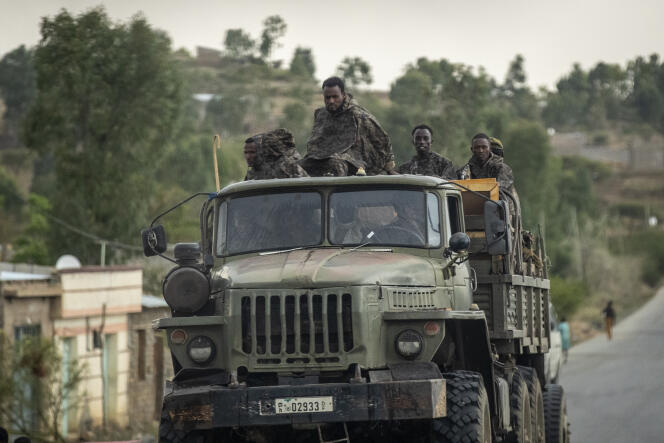 Des soldats du gouvernement éthiopien sur une route menant à Abiy Addi, dans la région du Tigré (nord de l’Ethiopie), le 11 mai 2021.