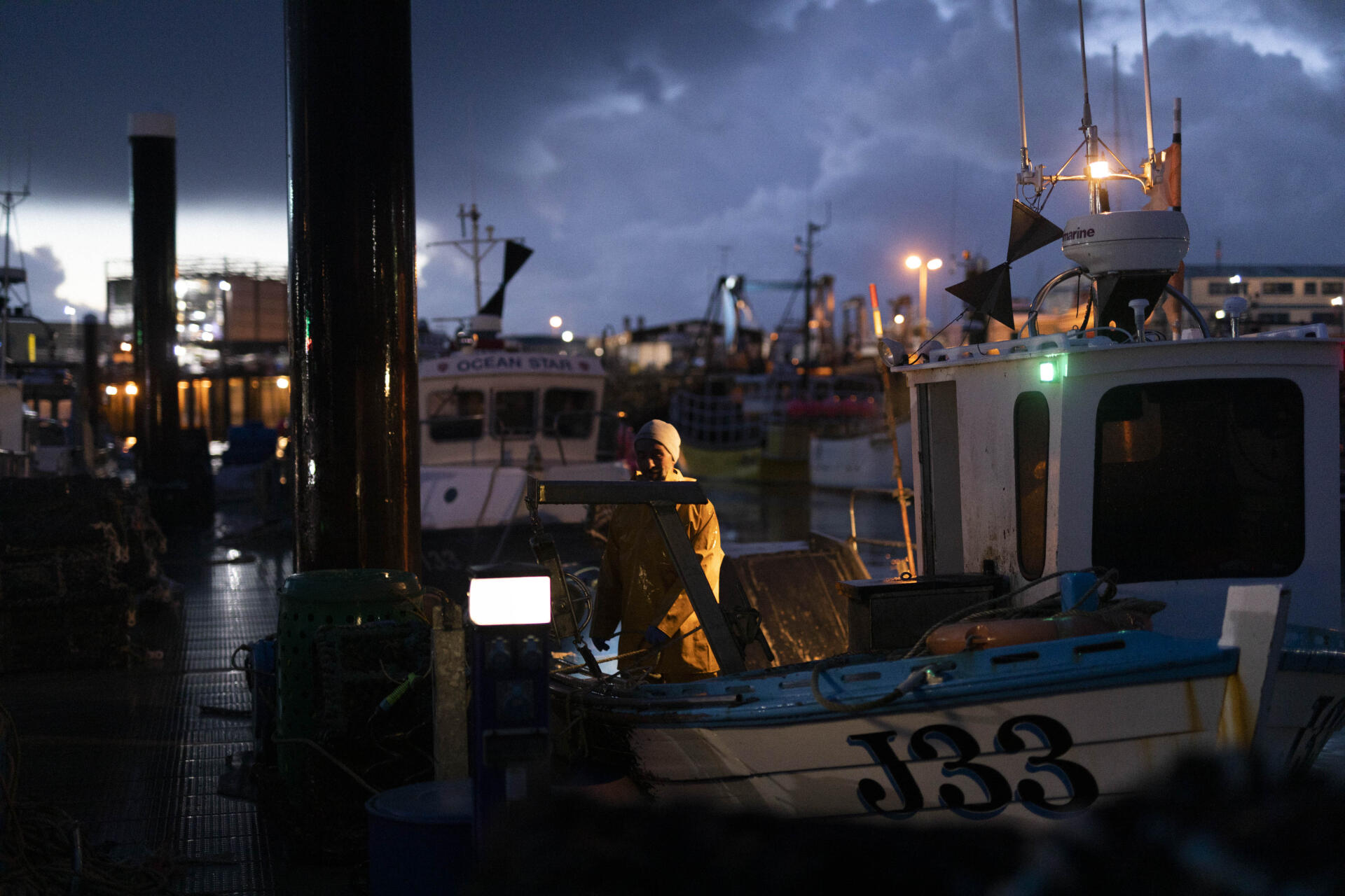 Un pêcheur de Jersey quittant le port de Saint-Hélier le 2 novembre 2021.