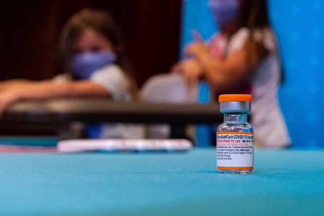 Des enfants attendent de recevoir la nouvelle dose du vaccin Pfizer-BioNTech contre le Covid-19, à Hartford (Connecticut), le 2 novembre 2021.