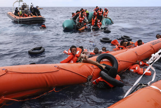 Migrantes rescatados frente a Libia en octubre de 2021.