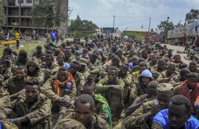 Des soldats du gouvernement éthiopien capturés et des membres de milices alliées sont assis en rang  attendent d’être emmenés dans un centre de détention à Makalé, la capitale de la région du Tigré, dans le nord de l’Ethiopie, le 22 octobre 2021.