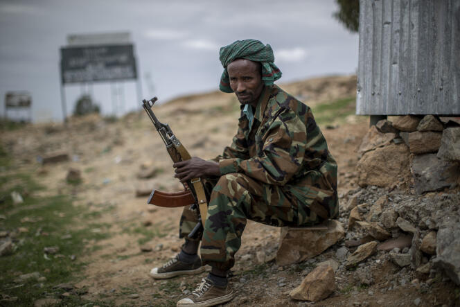 Un combattant du FPLT à un poste de garde à l’entrée de la ville de Hawzen, dans la région du Tigré, dans le nord de l’Ethiopie, en mai 2021.