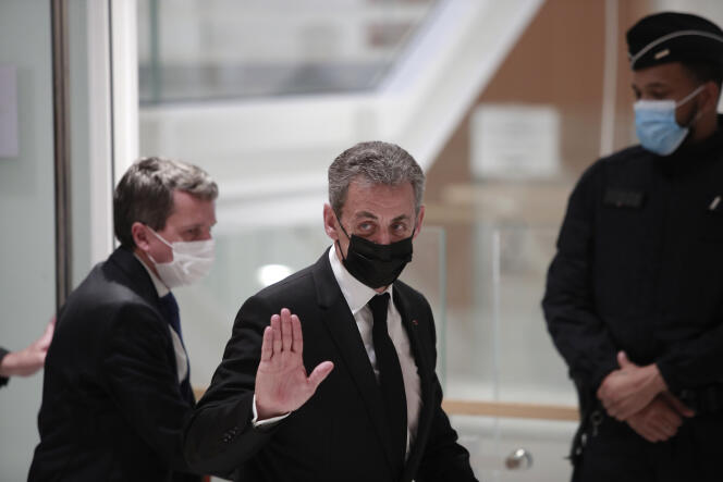Nicolas Sarkozy quitte le tribunal  où il a été appelé à témoigner au procès des sondages de l’Elysée, le 2 novembre 2021.