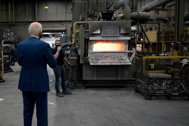 Joe Biden en visite dans une usine d’aluminium, à Manitowoc (Wisconsin, Etats-Unis), le 21 septembre 2020.