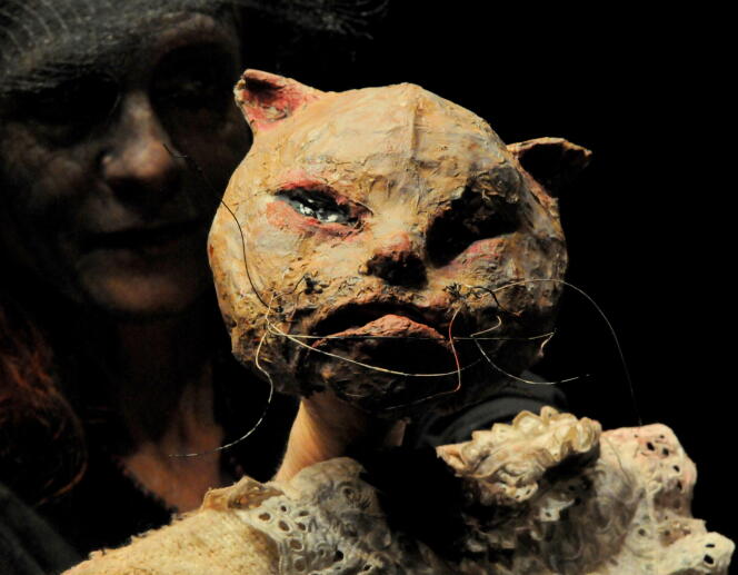 Ilka Schönbein derrière la marionnette de la chatte dans « Voyage chimère », par le Theater Meschugge.