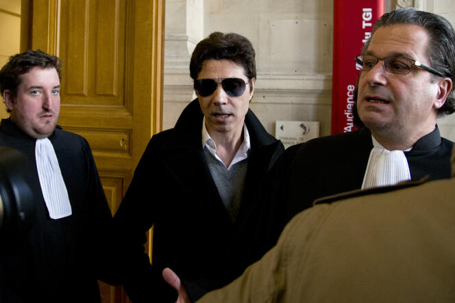Le chanteur français Jean Luc Lahaye, au centre, et ses avocats arrivent au tribunal de Paris pour assister à un procès pour corruption de mineure de moins de 15 ans, à Paris, le 23 mars 2015.
