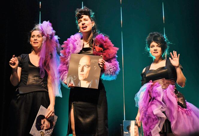 Les Divalala (de gauche à droite : Gabriele laurens,  Angelique Fridblatt et Marion Lepine), sur la scène du Palais des glaces, à Paris (10e), dans le spectacle « C’est lalamour ! ».