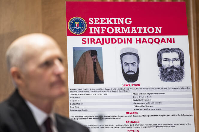 Un avis de recherche de Sirajuddin Haqqani, au Capitole, à Washington, le 21 septembre 2021.