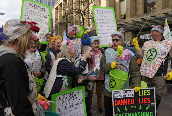 Des militants d’Extinction Rebellion manifestent contre le « greenwashing » (« écoblanchiment »), à Glasgow, le 3 novembre 2021.