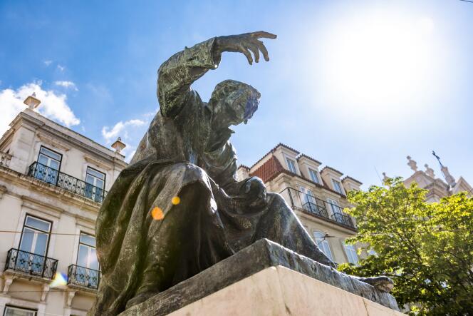 Statue du poète Antonio Ribeiro, dit le Chiado (vers1520-1591), à Lisbonne. Un auteur présent dans « La Poésie du Portugal »