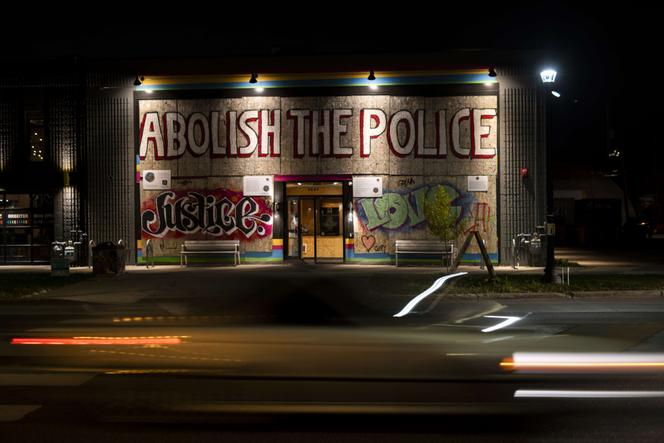 Des graffitis appelant à supprimer la police couvrent une façade de Minneapolis. Le 2 novembre 2021, les électeurs ont rejeté la réforme des forces de l’ordre qui leur était soumise.