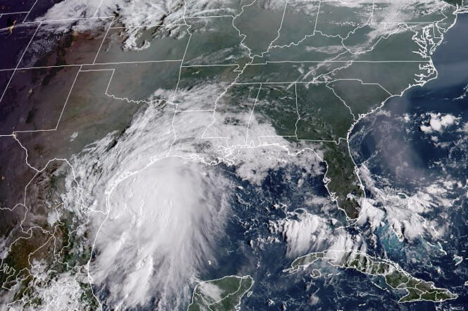 L’image satellite de la National Oceanic and Atmospheric Administration (NOAA) montre la tempête tropicale Nicholas, au large des côtes de l’Etat américain du Texas, le 13 septembre 2021.