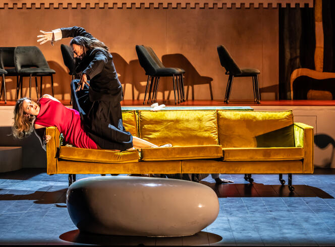 Elmire (Hélène Bressiant) et Tartuffe (Xavier Gallais), lors d’une répétition de « Tartuffe », de Molière, mis en scène par Macha Makeïeff, au Théâtre national de La Criée, à Marseille, le 30 octobre 2021.