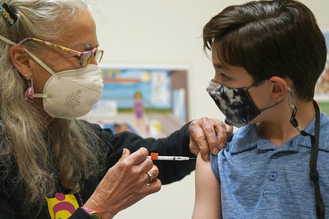 Un enfant de 8 ans reçoit une dose de vaccin contre le Covid-19 à Chapel Hill, en Caroline du Nord, le 4 novembre 2021.